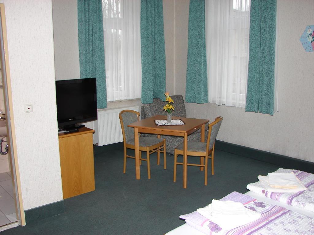 Hotel-Restaurant-Adler Райхенбах-им-Фогтланд Стая снимка
